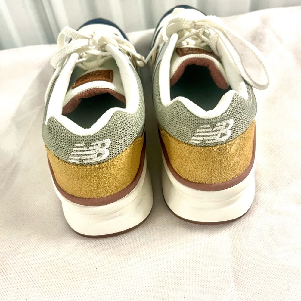 New Balance Beige and Navy Sneakers with Gold Accents - Picture 7 of 9